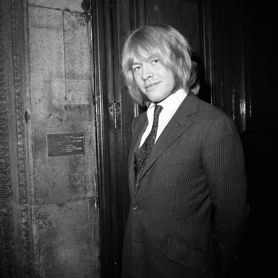 3 июля 1969 года гитарист и бэк-вокалист британской рок-группы The Rolling Stones Брайан Джонс был обнаружен на дне бассейна в своем поместье в Хартфилде. Врачи констатировали «смерть по неосторожности», однако сердце и печень погибшего были деформированы в результате злоупотребления алкоголем и наркотиками  