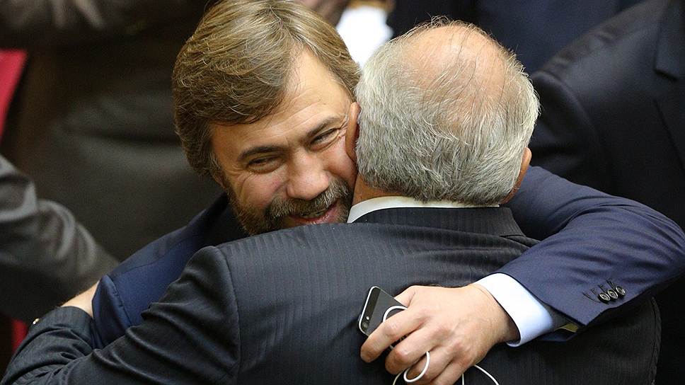 Миллиардер, владелец «Смарт-Холдинга» Вадим Новинский в мае 2012 года указом президента Виктора Януковича получил гражданство Украины, после чего ему пришлось отказаться от паспорта гражданина России. В 2013 году господин Новинский избрался депутатом Верховной рады и вступил во фракцию Партии регионов, которая поддерживала его на выборах 