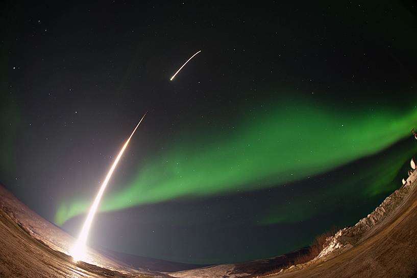 Запуск исследовательской ракеты NASA в полярное сияние на Аляске 
