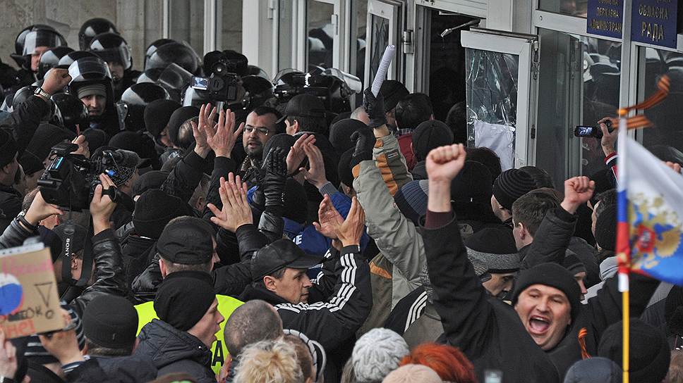 Участники пророссийского митинга во время штурма здания Донецкого областного совета 