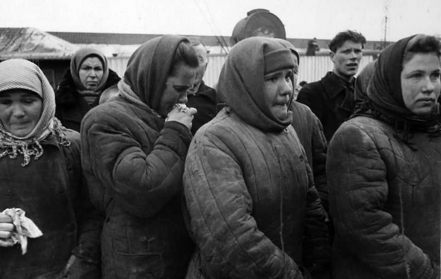 Юрий Борко, 1929 г. р., студент истфака МГУ: «Я воздержусь от рассказа о том, как восприняли смерть Сталина разные люди, все это всплыло позже. А 6 марта главным и сохранившимся навсегда впечатлением от увиденного было умопомешательство тысяч и тысяч москвичей, ринувшихся на улицы, чтобы влиться в очередь и увидеть мертвого человека, который с большим основанием, чем сам Людовик XIV, мог сказать о себе: "Государство — это я". "Я" обратилось в прах, и это воспринято было миллионами советских граждан почти как крушение мироздания»