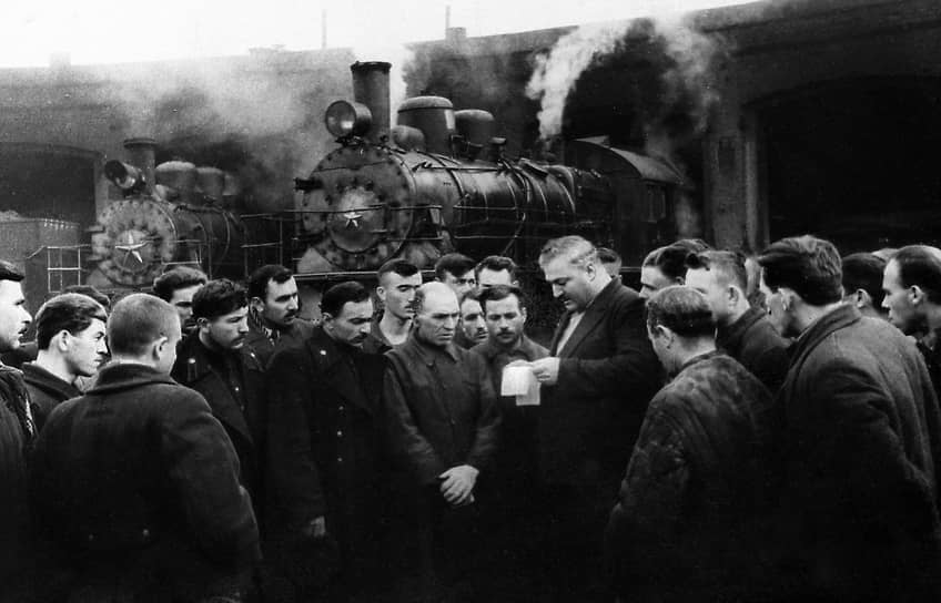 Газета «Московский комсомолец» 8 марта 1953 года: «Имя великого Сталина более четверти века носит московское депо Октябрьской железной дороги. 26 лет назад на собрании рабочих здесь выступал с речью Иосиф Виссарионович Сталин. Начинается траурный митинг... Слово предоставляется машинисту Герою Социалистического Труда В. И. Вышеградцеву. Он говорит: — Ушел от нас тот, кто был нашим отцом, учителем и другом, кто вместе с великим Лениным создал нашу могучую партию, наше социалистическое государство, кто указал нам путь к коммунизму. Умер великий Сталин, творец нашего счастья!»