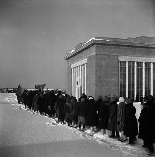 На следующий день после смерти, 6 марта 1953 года, тело Сталина выставили для прощания в Колонном зале Дома Союзов Олег Басилашвили, 1934 г. р., студент студии МХАТ: «Я жил на Покровке и ходил на учебу пешком … Для того, чтобы попасть в студию, в те дни мне нужно было пересечь две очереди, которые сутками шли к Сталину… В результате я влился в очередь и уже совсем скоро оказался в Колонном зале Дома Союзов. Меня поразило, что в зале не было особой траурной атмосферы. Было очень светло, очень пыльно, а вдоль стен стояло громадное количество венков. Сталин лежал в мундире с блестящими пуговицами. Его лицо, которое на фотографиях всегда было таким добрым, показалось мне смертельно злым»