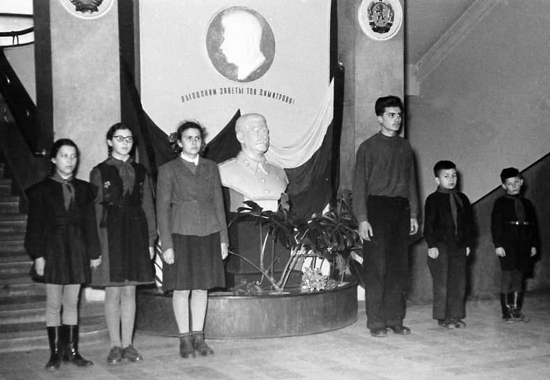 Елена Орловская, 1940 г. р., школьница: «На перемене тоже все ходили тихо, а в начале второго урока вошла учительница, ткнула пальцем в одну девочку и в меня: а вы идите со мной. Мы пришли в актовый зал. Справа два окна, между ними проем, в проеме генералиссимус всегда висел, метров пять высотой, при параде, в полный рост, в кителе. Там такая ступенечка красненькая и цветы — обязательно живые. Учительница говорит: становитесь в почетный караул... Стоим час — часы напротив висят, стоим два... Меня обуревают мысли: что я дома скажу? Как признаюсь папе, что я стояла в почетном карауле? Это было мучение»