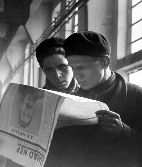 Газета «Правда» 6 марта 1953 года: «Дорогие товарищи и друзья! Центральный Комитет Коммунистической партии Советского Союза, Совет Министров СССР и Президиум Верховного Совета СССР с чувством великой скорби извещают партию и всех трудящихся Советского Союза, что 5 марта в 9 часов 50 минут вечера перестало биться сердце соратника и гениального продолжателя дела Ленина, мудрого вождя и учителя Коммунистической партии и советского народа — Иосифа Виссарионовича Сталина. Бессмертное имя Сталина всегда будет жить в сердцах советского народа и всего прогрессивного человечества»