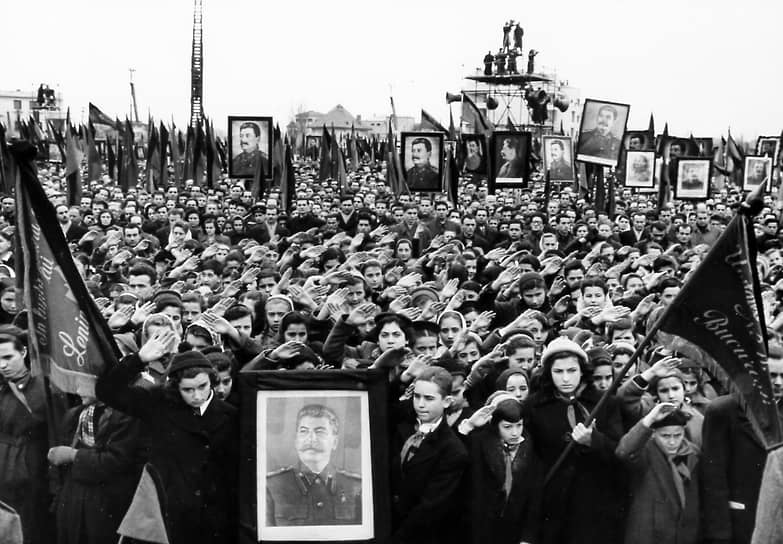 Газета «Комсомольская правда» 7 марта 1953 года: «Тяжелейшее несчастье постигло нашу страну, наш народ. В траур оделись города и села любимой Родины. Едва только было передано по радио сообщение о том, что гроб с телом Иосифа Виссарионовича Сталина установлен в Колонном зале Дома Союзов, как со всех концов столицы, с ее окраин, с ее застав устремился к центру неудержимый людской поток... Тысячи людей двигались к Дому Союзов, но тишина царила такая, словно и не было этого огромного людского потока, слившегося в безмерной и глубочайшей скорби. Каждый в эти минуты понимал: вместе — легче»
