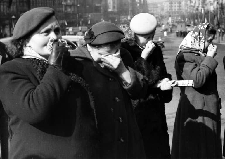 Андрей Зализняк, 1935 г. р., студент филфака МГУ: «Стало известно, что некоторые дальние знакомые погибли, в основном мальчишки-девчонки. Во многих местах погибли люди, на Трубной было самое ужасное и на Дмитровке тоже — там довольно много людей были просто раздавлены о стены. Какого-нибудь выступа стены было достаточно... практически на всем протяжении лежали трупы. Мой тогдашний приятель оказался необычайно ловок, героического склада был человек, и он считал своим долгом побывать там непременно. Он говорил, что ему удалось пройти мимо гроба Сталина трижды — может, и преувеличил немного свои подвиги. Потом уже стало ясно, что это был смертельный номер»