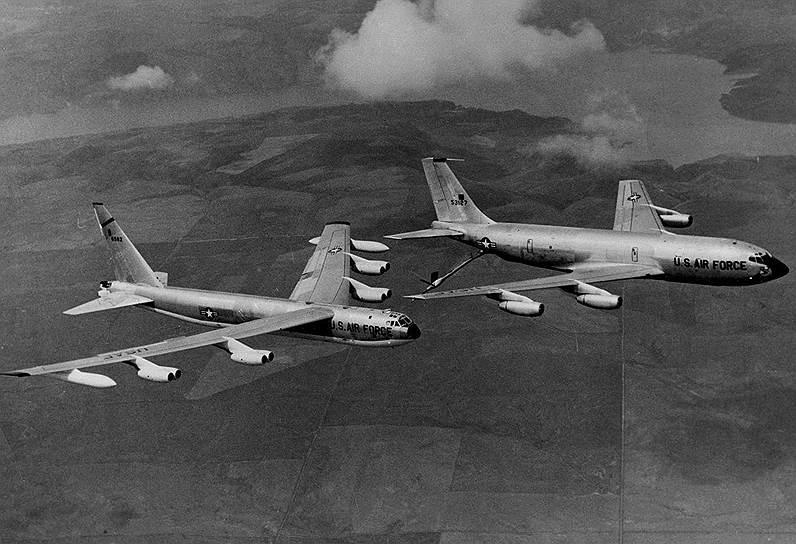 Два самолета ВВС США Boeing B-52D-70-BO и Boeing KC-135A-BN пропали над территорией Бермудского треугольника 28 августа 1963 года. Места их аварии были найдены, но на расстоянии 260 км от друга