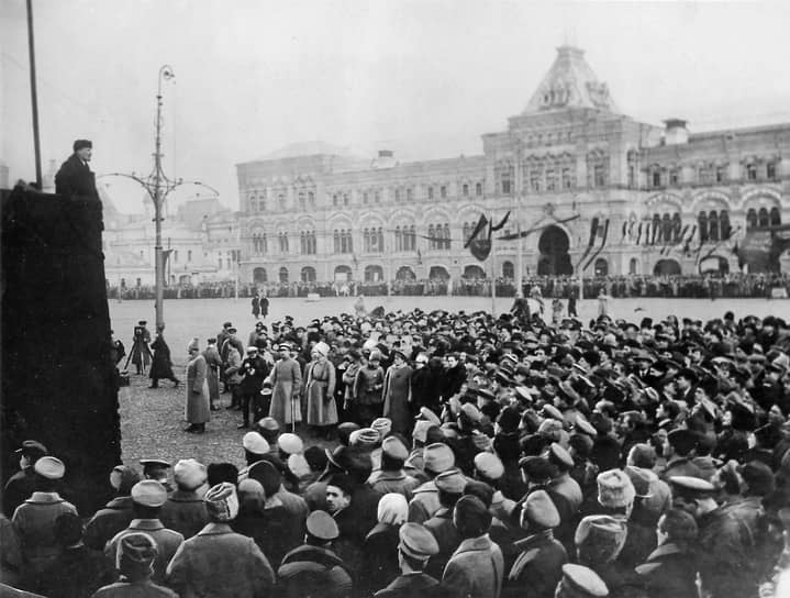 В Петрограде вероятность начала контрреволюционного движения была высока, изо дня в день вспыхивали забастовки интеллигенции, а также массовые забастовки на промышленных предприятиях На фото: Ленин произносит речь на Красной площади, 7 ноября 1918 года