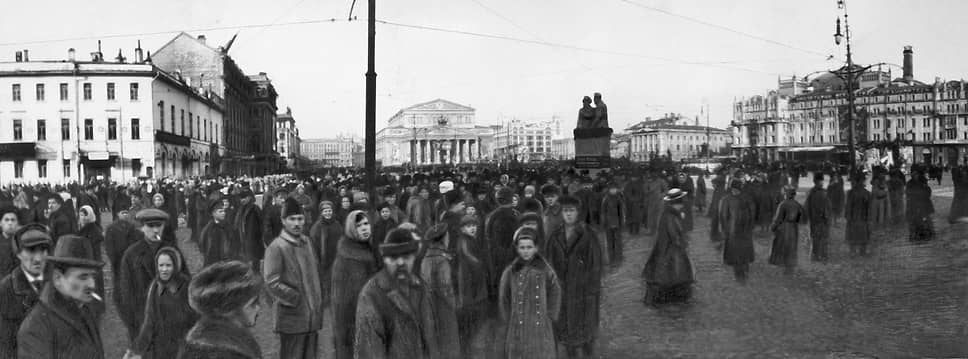 Как выяснилось позже, вся эта дезинформация была направлена на то, чтобы сбить с толку эсеров, готовящих теракт на пути следования правительственных составов На фото: площадь у Большого театра