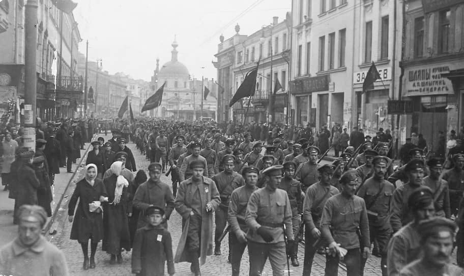 Беспокоилась новая власть и о солдатах-дезертирах, бывших белых офицерах, вернувшихся из эмиграции под видом гражданских лиц, гражданских и военных беженцах, матросах, занимающихся мародерством и бандитизмом. Кроме того, их подозревали в сотрудничестве со шпионами и иностранной разведкой На фото: первый парад Красной гвардии в Москве