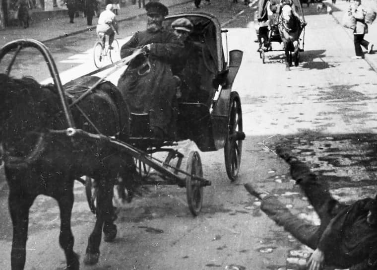 12 марта 1918 года Троцкий опубликовал в «Известиях ВЦИКа» правительственное сообщение: «Совет Народных Комиссаров и Центральный Исполнительный Комитет выехали в Москву на Всероссийский Съезд Советов. Уже сейчас можно почти с полной уверенностью сказать, что на этом Съезде будет решено перенести столицу из Петрограда в Москву. Этого требуют интересы всей страны. Германские империалисты, навязавшие нам свой аннексионистский мир, остаются смертельными врагами Советской власти. Сейчас они открывают поход против революционной Финляндии. При этих условиях Совету Народных Комиссаров невозможно дольше оставаться и работать в Петрограде, в расстоянии двухдневного перехода от расположения германских войск» На фото: извозчики на улицах Москвы