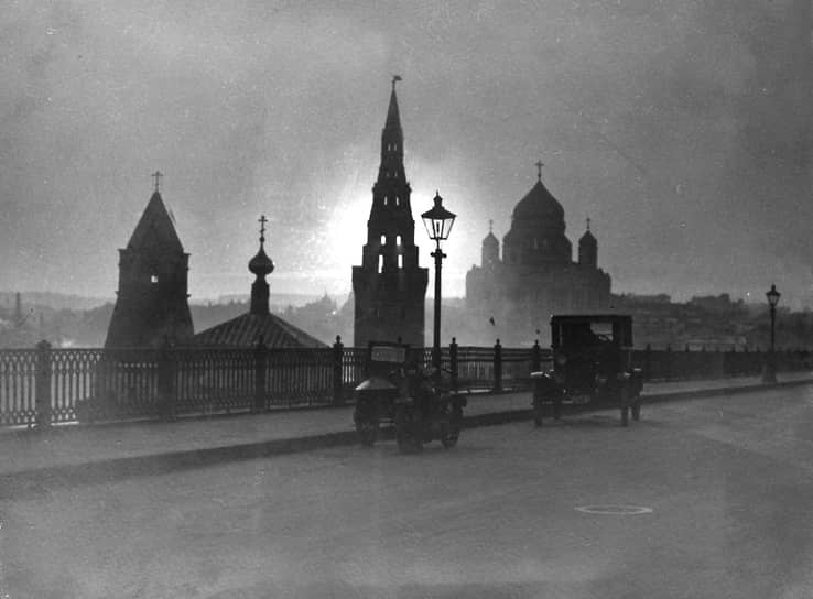 Газета «Новая жизнь» от 9 марта 1918 года: «Что такое Москва? — провинциальный город с двухмиллионным населением, живущий своей жизнью, куда явятся тысячи пришельцев из Петрограда, чтобы править не только Москвой, но и всей Россией. Всякий, кто знает Москву, с трудом представит себе сочетание Тверской и народного комиссара Троцкого, Спасских ворот, где снимают шапки, и Зиновьева, московское купечество и мещанство, насквозь пропитанное истинно русским духом, и интернационалистический Ц. И. К. Что из этого выйдет, скоро увидим» На фото: вид на храм Христа Спасителя и кремлевскую башню с Москворецкого моста