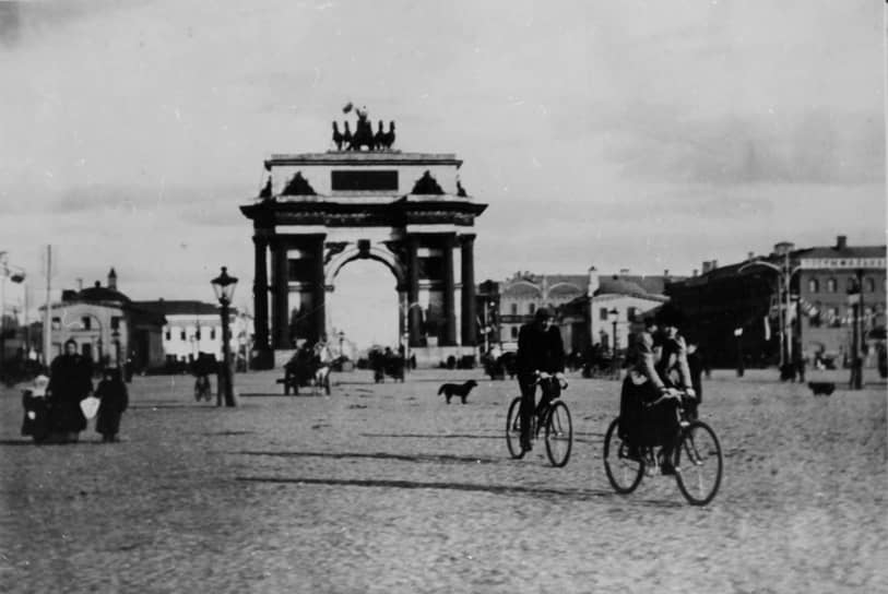 ВЧК перевезла в Москву все свои архивы На фото: Триумфальная арка у Тверской заставы