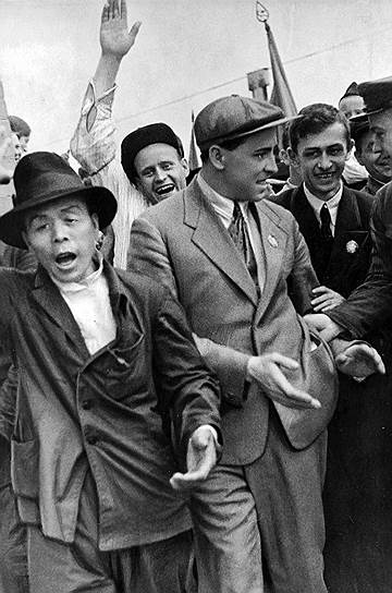 В конце 1935 — начале 1936 года внимание советских граждан было приковано к стахановцам. Газета «Известия» регулярно публиковала отчеты о конгрессах стахановцев и об их встречах со Сталиным. Заводам и стройкам первых пятилеток были нужны квалифицированные рабочие. Государство спешно обучало бывших крестьян управляться с гаечными ключами и отбойными молотками. А учить, как известно, лучше на примерах. Неудивительно, что быстро появился образцовый герой, за которым пошли миллионы. На роль героя был назначен донецкий шахтер Алексей Стаханов (в центре). Однако 5 ноября 1977 года страна не узнала о смерти Стаханова — ведь последние годы спившегося основателя стахановского движения старались держать подальше от общественной жизни  На фото: советский шахтер Алексей Стаханов (в центре) 