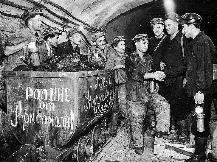 Награды же назначались не только для того, чтобы сделать стахановцев богаче, но и чтобы они стали цивилизованнее. Патефоны, швейные машины, охотничьи ружья, велосипеды и сочинения классиков марксизма-ленинизма должны были сделать быт ударников «культурным»  
