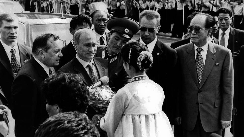 9 февраля 2000 года в Пхеньяне министры иностранных дел России и КНДР подписали новый договор «О дружбе, добрососедстве и сотрудничестве». В июле того же года президент России Владимир Путин посетил КНДР с визитом, после чего отправился на саммит G8 на Окинаве. Там на встрече с президентом США Биллом Клинтоном российский лидер со ссылкой на Ким Чен Ира сообщил, что КНДР «готова прекратить испытания баллистических ракет», если мировое сообщество окажет ей содействие в запуске одного-двух исследовательских спутников ежегодно. Кроме того, Владимир Путин заявил, что с Северной Кореей можно договариваться: «Лидер КНДР умеет слушать и слышать. Он адекватно реагирует на приводимые аргументы, поэтому он вполне может быть партнером по переговорам»
