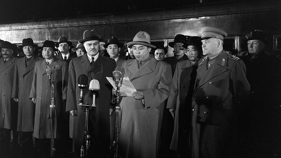 12 октября 1948 года СССР стал первой страной, признавшей Корейскую Народно-Демократическую Республику, образованную 9 сентября того же года. 17 марта 1949 года было подписано двустороннее соглашение об экономическом и культурном сотрудничестве На фото приезд в Москву правительственной делегации Корейской Народно-Демократической Республики. Слева направо на переднем плане: министр иностранных дел СССР Вячеслав Молотов, лидер КНДР Ким Ир Сен, член Политбюро ЦК КПСС Николай Булганин на Ярославском вокзале