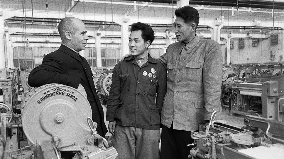 В 1957 году страны заключили договор об оказании правовой помощи по гражданским, семейным и уголовным делам. 6 июля 1961 года в Москве Никита Хрущев и Ким Ир Сен подписали договор «О дружбе, сотрудничестве и взаимной помощи между СССР и КНДР», предусматривающий, в частности, военную взаимопомощь На фото: директор Пхеньянского текстильного комбината Сим Су Хо представляет своего друга Кон Ин Не советскому инженеру Лахтину (1955)