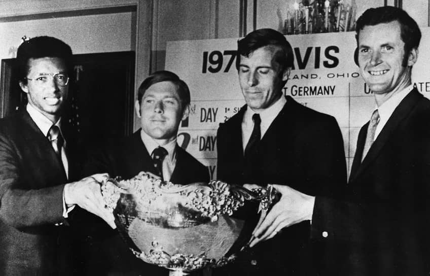 1970 год. Спортсменам из ЮАР запретили участвовать в Кубке Дэвиса из-за политики апартеида, проводимой правительством их страны На фото слева направо: теннисисты Артур Эш и Клифф Ричи из США, а также Кристиан Кунке и Вильгельм Бунгерт из Западной Германии на Кубке Дэвиса, 1970 год