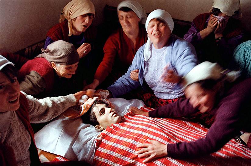 В это время в стране продолжался межэтнический конфликт между албанцами и сербами, переросший в войну в Косово. Конфликт стал основным поводом для начала бомбардировки, которая, по словам представителей НАТО, была необходимым и единственно возможным ответом на «этнические чистки, проводимые югославскими властями». Бомбардировка проводилась без соответствующей санкции Совбеза ООН