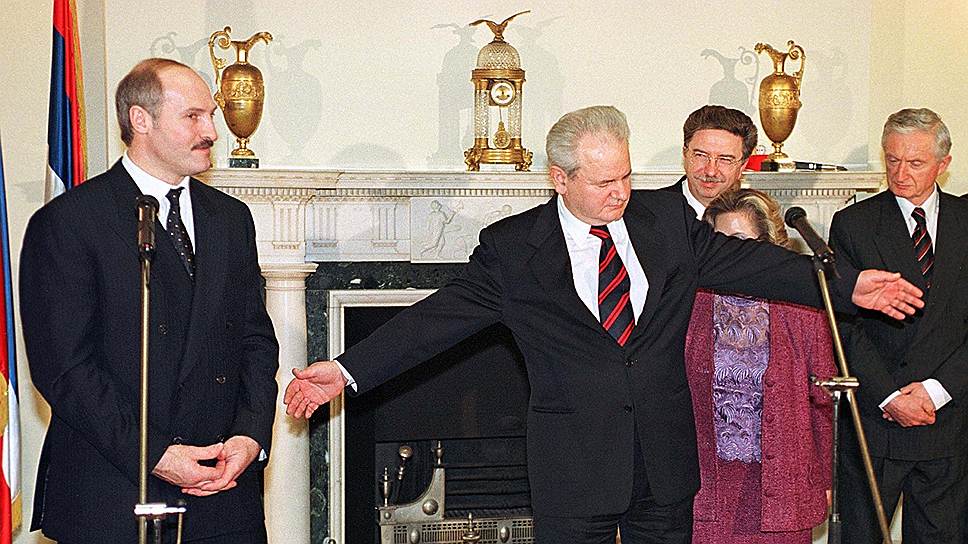 В апреле 1999 года парламент СРЮ проголосовал за присоединение к Союзу России и Белоруссии. Процесс присоединения был приостановлен по решению президента России Бориса Ельцина, опасавшегося реакции Запада На фото: президент Белоруссии Александр Лукашенко (слева) и президент Югославии Слободан Милошевич