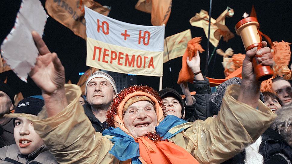 Массовые протесты начались на Украине 22 ноября 2004 года после того, как Центральная избирательная комиссия объявила предварительные результаты президентских выборов, согласно которым с преимуществом в 3% победил Виктор Янукович 