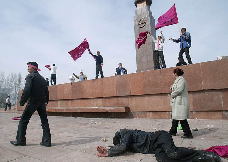 В итоге действующий президент Киргизии Аскар Акаев сбежал в Россию, а власть захватила оппозиционная коалиция 