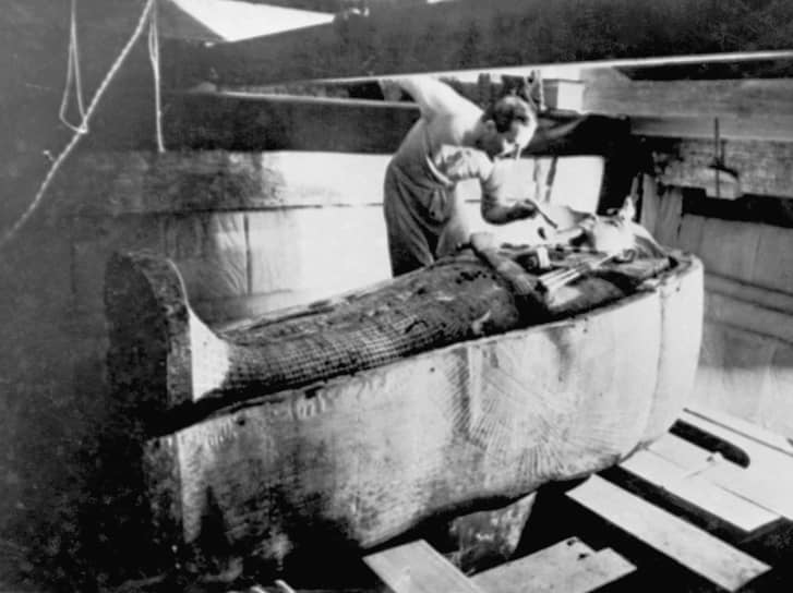 В ноябре 1922 года англичанин Говард Картер во время раскопок в долине Царей в Египте обнаружил гробницу фараона Тутанхамона, жившего в XIV веке до н. э. До нее к тому моменту еще не добрались грабители в отличие от других некрополей. Общий вес найденных золотых украшений и посуды составил 1,2 тонны. Сегодня все сокровища хранятся в музее Каира и занимают десять залов