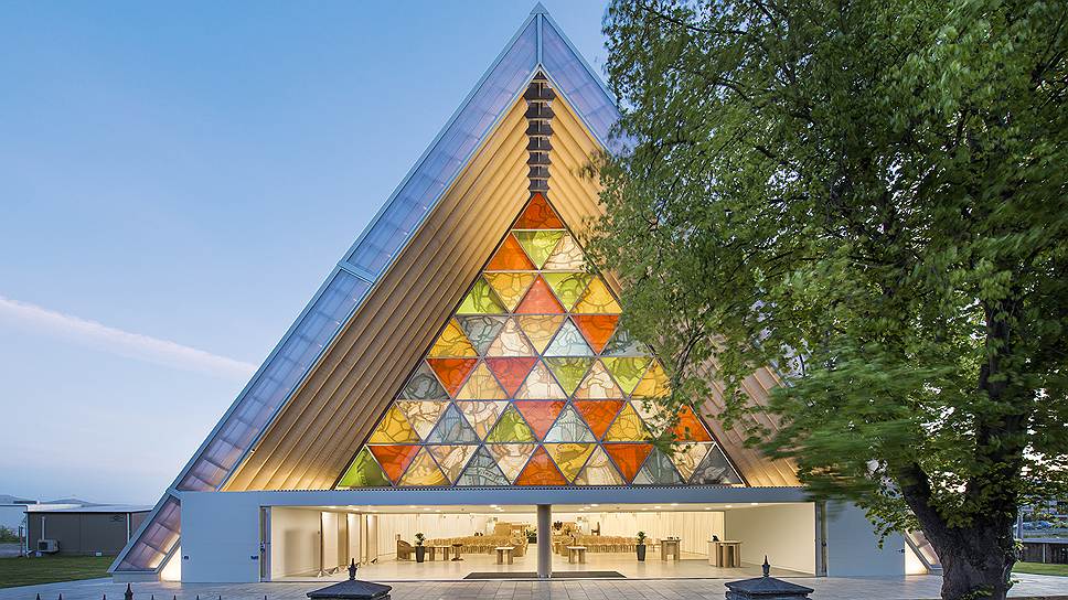 Собор в городе Крайстчерч (Cardboard Cathedral), Новая Зеландия. В 2011 году землетрясением был разрушен собор, являвшийся символом города. Пока идет его реконструкция, по проекту Сигэру Бана был построен этот временный собор 