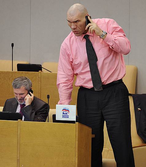 Депутаты Госдумы Алексей Журавлев (слева) и Николай Валуев (справа), 2012 год 