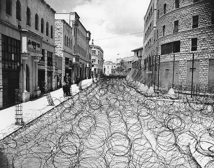 В мае 1948 года началась арабо-израильская война, которую в Израиле называют «Войной за независимость». Египет, Сирия, Ливан, Трансиордания, Саудовская Аравия, Ирак и Йемен ввели в Палестину войска и начали военную кампанию, продлившуюся до июля 1949 года и закончившуюся победой Израиля, отвоевавшего себе еще большую территорию, чем при первоначальном разделе 