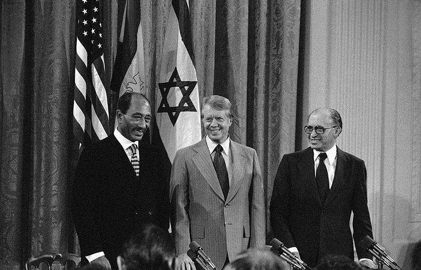 В 1977 году президентом США стал Джимми Картер, сыгравший значительную роль в урегулировании ситуации на Ближнем Востоке. За первый год правления он успел встретиться с лидерами Египта, Иордании, Сирии и Израиля  На фото слева направо: президент Египта Анвар Садат, президент США Джимми Картер, премьер-министр Израиля Менахем Бегин 