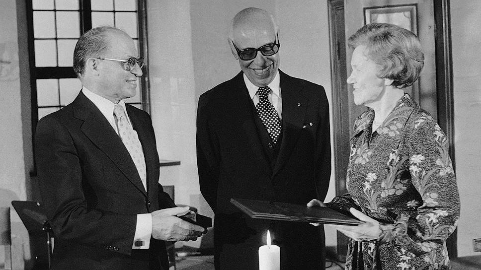 10 декабря 1978 года премьер-министру Израиля Менахему Бегину (на фото слева) и президенту Египта Анвару Садату присудили Нобелевскую премию мира за прекращение 30-летней войны между Египтом и Израилем 