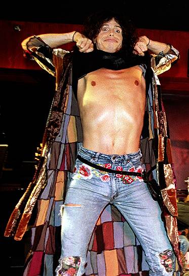 Среди всех американских рок-групп Aerosmith занимает 2-е место по количеству проданных альбомов (после группы Eagles). Кроме того, это единственная рок-группа в истории, чья песня дебютировала на первом месте в чартах Billboard («I Don`t Want to Miss a Thing» в 1998 году)   На фото: Стивен Тайлер во время выступления 