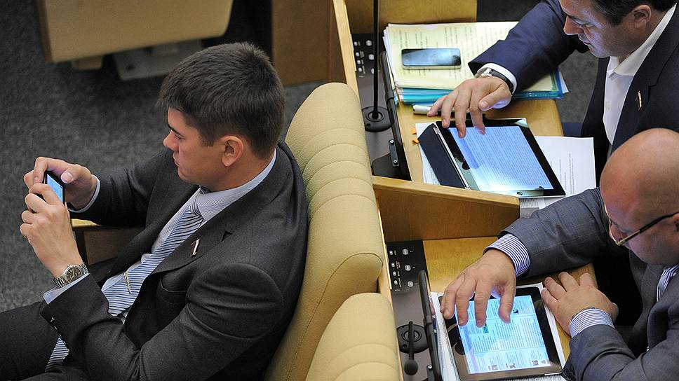 Депутаты во время заседания Государственной думы 