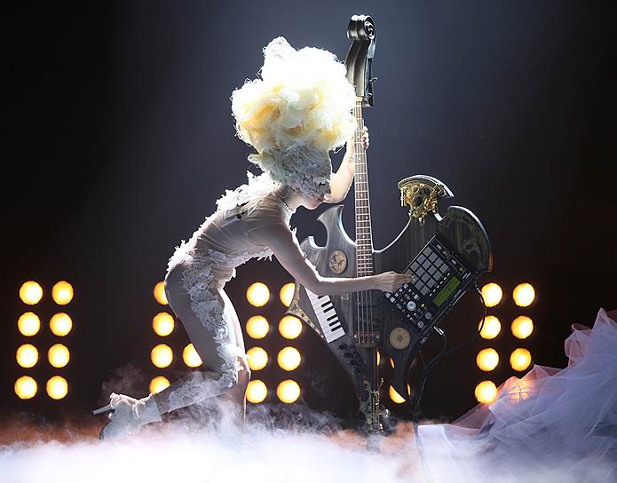 «Я готова умереть за музыку. Я только надеюсь, что мне не придется» Леди Гага не раз заставляла поволноваться своих поклонников, отменяя выступления или публично заявляя о своих болезнях. Так, в 2010 году на шоу Ларри Кинга артистка объявила, что врачи нашли у нее предрасположенность к системной красной волчанке. А в 2013 году несколько раз переносился выход нового альбома из-за проблем с ногами. В феврале 2013 года Гаге сделали операцию на тазобедренном суставе, после чего некоторое время она была вынуждена передвигаться на инвалидной коляске