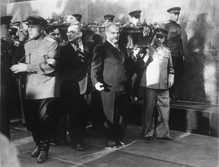 Политическая активность Лаврентия Берии обернулась заговором против него внутри Президиума ЦК КПСС. 26 июня 1953 года Берия был арестован, позднее выведен из состава ЦК и исключен из партии как «враг коммунистической партии и советского народа». 23 декабря Лаврентий Берия был приговорен Специальным судебным присутствием Верховного Суда СССР к высшей мере наказания и в тот же день расстрелян На фото: Лаврентий Берия (третий слева), Вячеслав Молотов и Иосиф Сталин