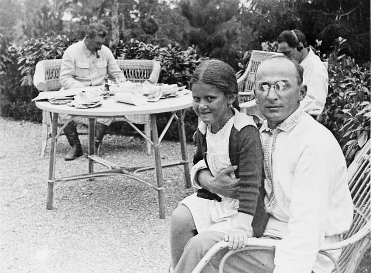В начале 1930-х годов Берия приблизился к Сталину, сопровождал вождя во время его приездов в Абхазию и Сочи на отдых. По легенде, осенью 1933 года во время прогулки на катере по озеру Рица Берия заслонил Сталина от выстрелов по катеру не разобравшейся в ситуации береговой охраны На фото: Иосиф Сталин (за столом), Лаврентий Берия и дочь Сталина Светлана Аллилуева