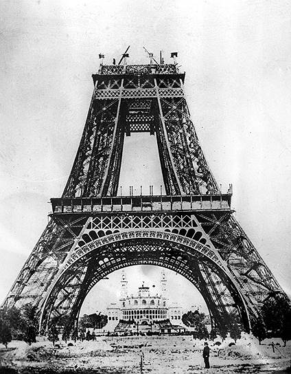 Достроенная башня достигла в длину 300 м., и до 1930 года оставалась самым высоким зданием в мире. Когда на вершине башни была установлена антенна, высота башни выросла на еще на 24 м.
