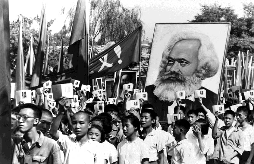 Зачастую хунвейбины нападали на людей, просто шедших по улицам. Многих останавливали и читали им цитаты Мао. Женщинам отрезали косы и сбривали крашеные волосы, раздирали слишком узкую одежду, разламывали туфли и каблуки. Давлению подверглись и владельцы лавок и магазинов, которых заставляли менять название. Во многих домах проходили обыски с целью доказать неблагонадежность хозяев. При этом хунвейбины часто занимались мародерством