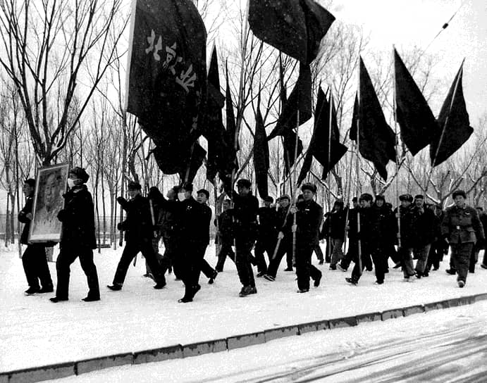 В конечном итоге Мао был вынужден применить армию против ставших неуправляемыми хунвейбинов. Они были признаны «некомпетентными» и «политически незрелыми». Банды вступали в борьбу с армией, за что им грозило полное уничтожение. В сентябре 1967 года отряды и организации хунвейбинов были распущены. Главари были отправлены на сельскохозяйственные работы в провинции, некоторые были публично расстреляны