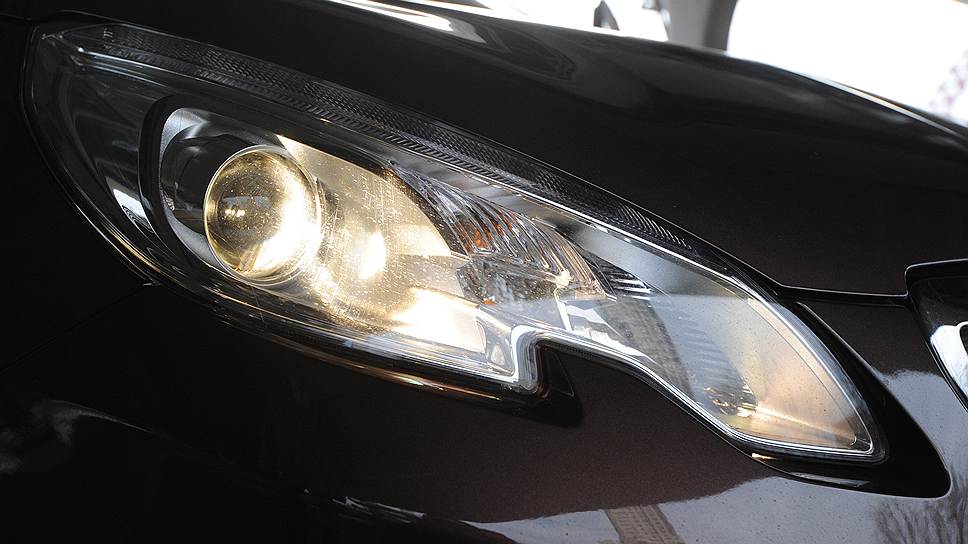 Передняя оптика, которой очень гордятся дизайнеры Peugeot, сильно напоминает фары Smart`а 