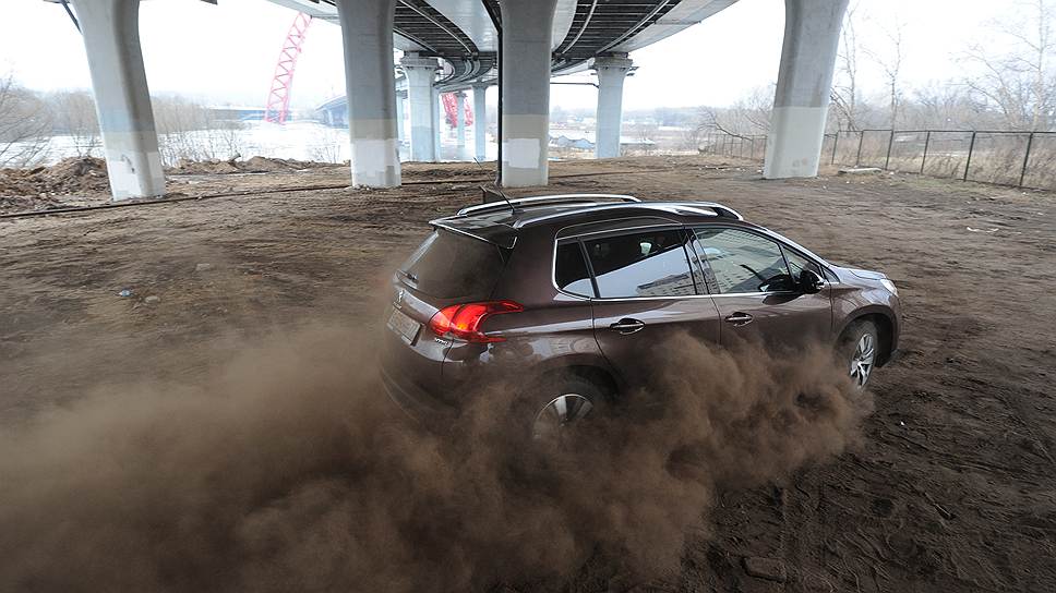 Клиренc переднеприводного Peugeot 2008 — 165 мм, поэтому лучше ограничиться ездой по грунтовке и на бездорожье не соваться 