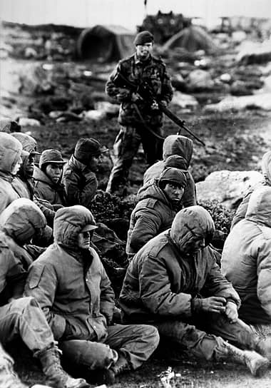 14 июня 1982 года Аргентина капитулировала (официально война закончилась 20 июня). В ходе конфликта погибли 258 британцев (включая трех жителей островов) и 649 аргентинцев На фото: аргентинские солдаты в плену у британских войск