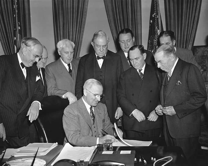 1948 год. Президент США Гарри Трумэн утвердил План Маршалла — программу помощи Европе после Второй мировой войны. СССР от участия в ней отказалось 