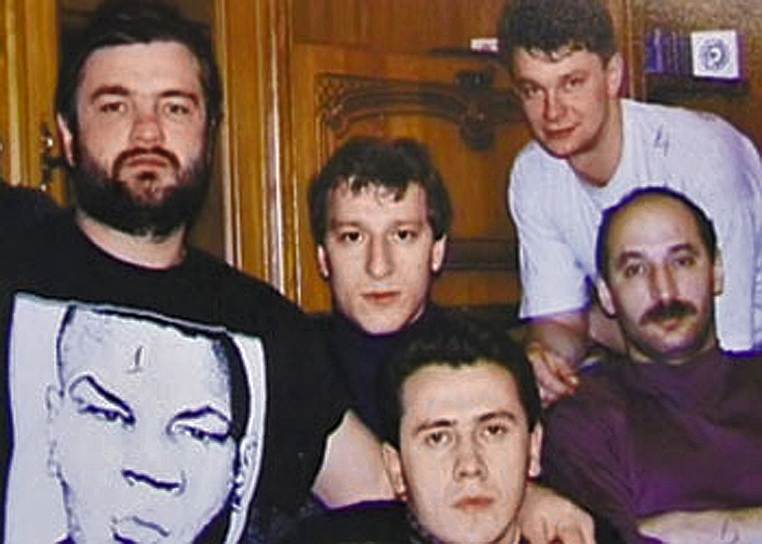 Айрапетовская организованная преступная группа была основана в конце 1980-х годов в Рязани многократно судимым боксером Виктором Айрапетовым (на фото слева) по кличке «Витя Рязанский». К началу 90-х ОПГ разрослась в целое преступное сообщество, конкурировать с которым могли лишь чеченские группировки