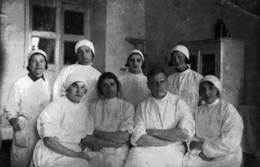 1933 год. Советский хирург Юрий Вороной провел первую в мире операцию по трансплантации человеческих органов. Он пересадил почку  