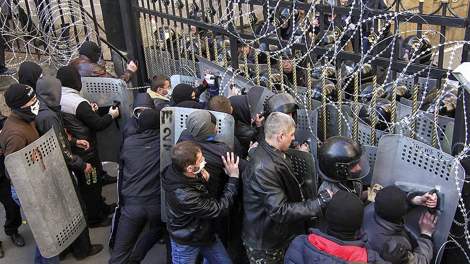 Требования на митингах были разнообразными: немедленное увольнение и. о. президента Турчинова, автономия Донбасса, референдум о федерации, тесное сотрудничество с Россией, против фашизма, за евроинтеграционный курс, против антиконституционного переворота в Киеве, в поддержку Крыма, а также «не отправлять деньги в федеральный бюджет»