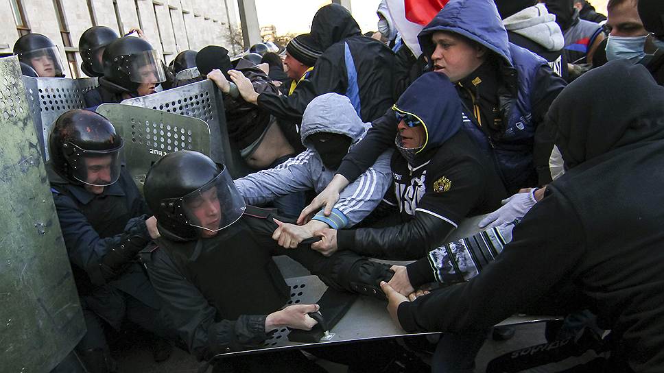 Донецкая милиция не вмешивалась в ситуацию с захватом митингующими здания Донецкой областной государственной администрации, чтобы не допустить еще больших массовых беспорядков